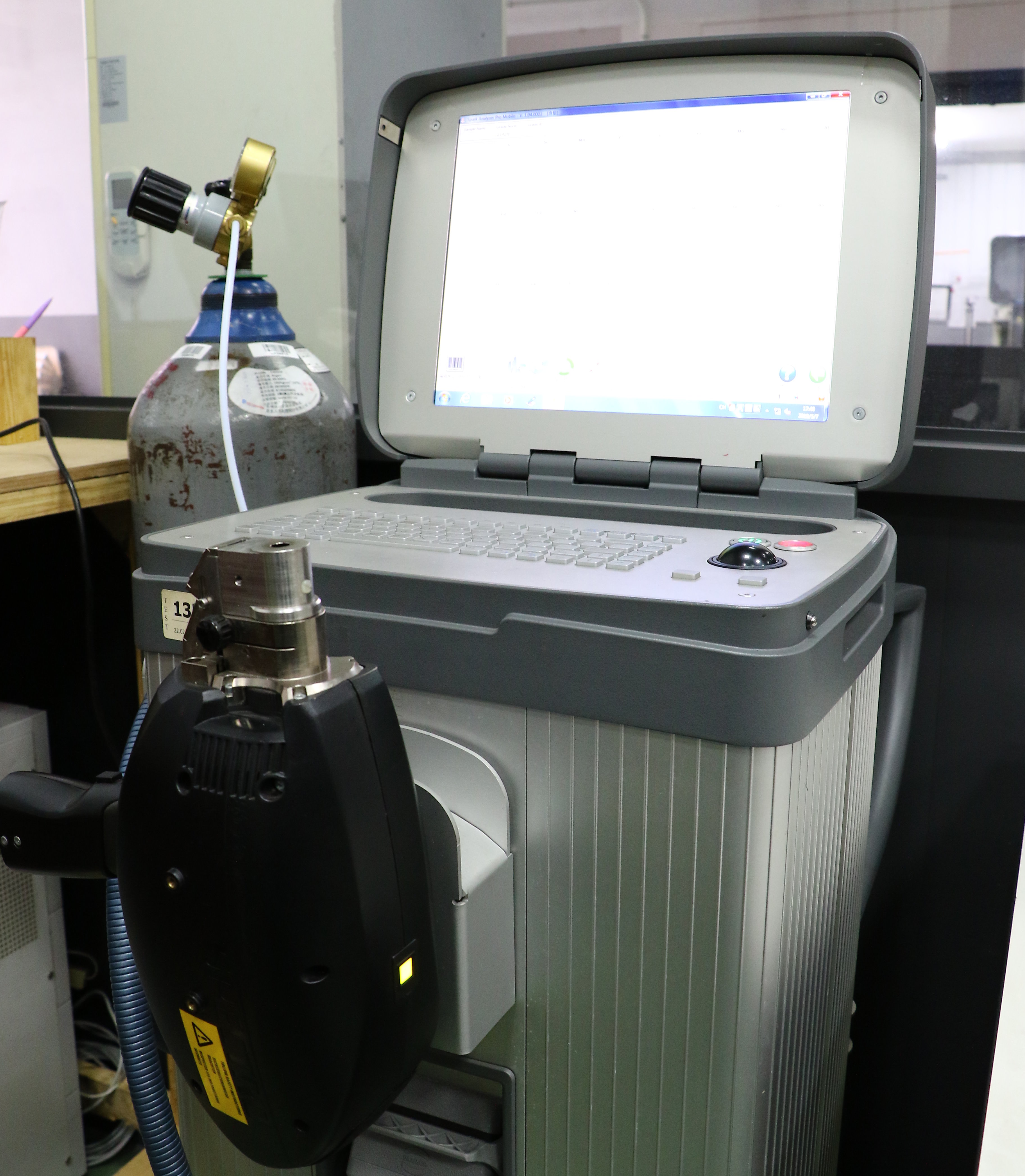 本公司選用德國製分光儀分析及確保材料品質。